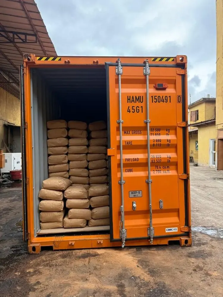 Контейнер с мешками какао-порошка